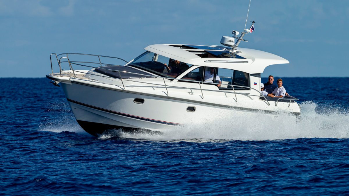 Boat turning right and driving fast in the ocean