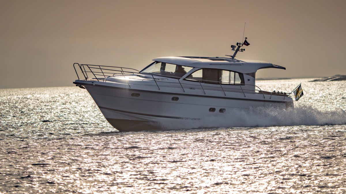 Nimbus 405 coupe driving in the ocean