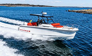 Nimbus tender 8 driving on the ocean on a summer day