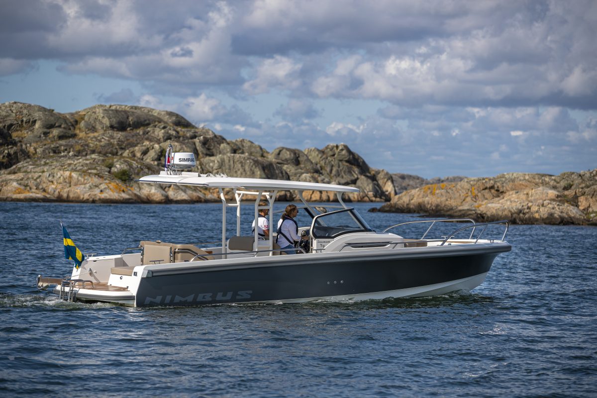 Nimbus tender 9 driving in the ocean